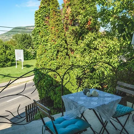 Vankos Bed and Breakfast 2*
