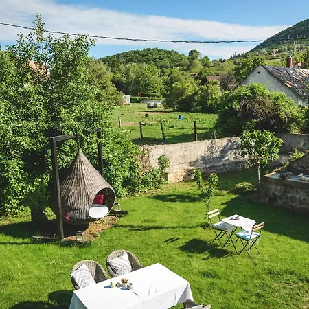 Vankos Bed and Breakfast 2*