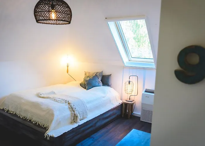 לינה וארוחת בוקר Vankos 3*