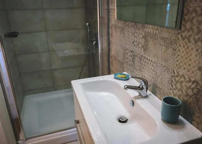 לינה וארוחת בוקר Vankos 3*