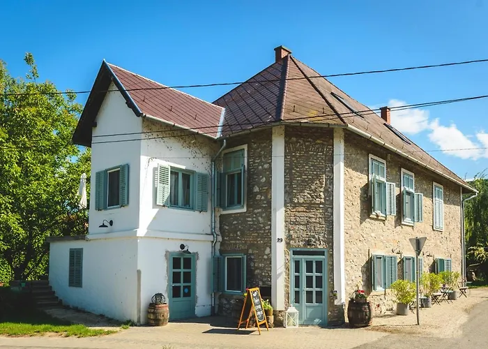 לינה וארוחת בוקר Vankos 3*