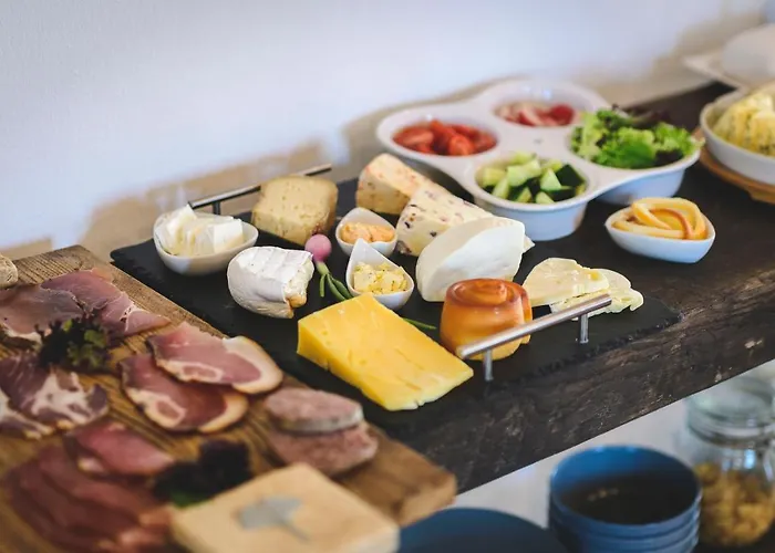 לינה וארוחת בוקר Vankos 3*